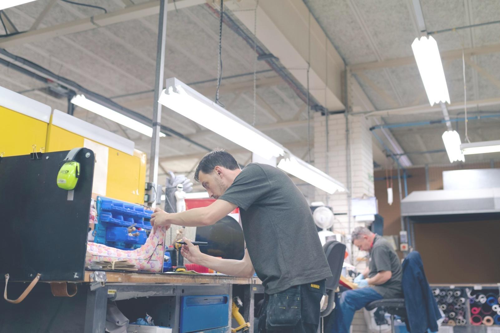 Gruppo di lavoro che collabora su ottimizzazione codice con multiple schermate